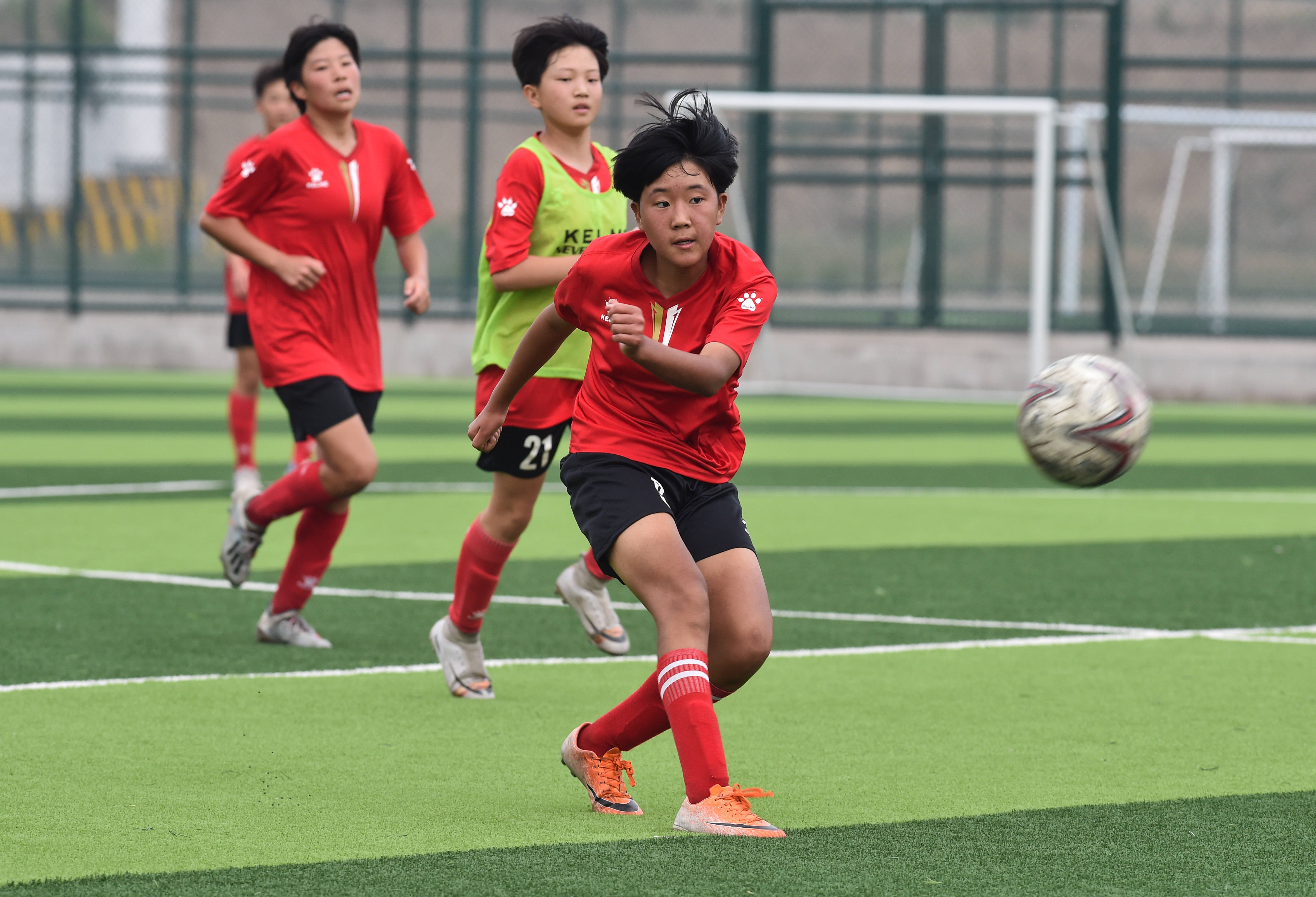 重要的女子足球比赛即将进行：各队备战中