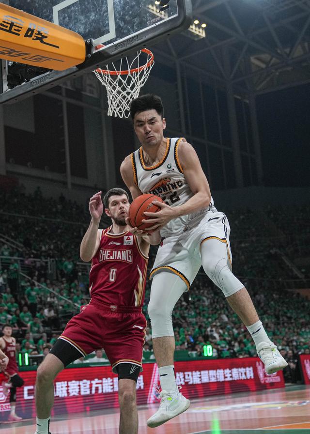 本赛季职业篮球联赛冠军热门揭晓