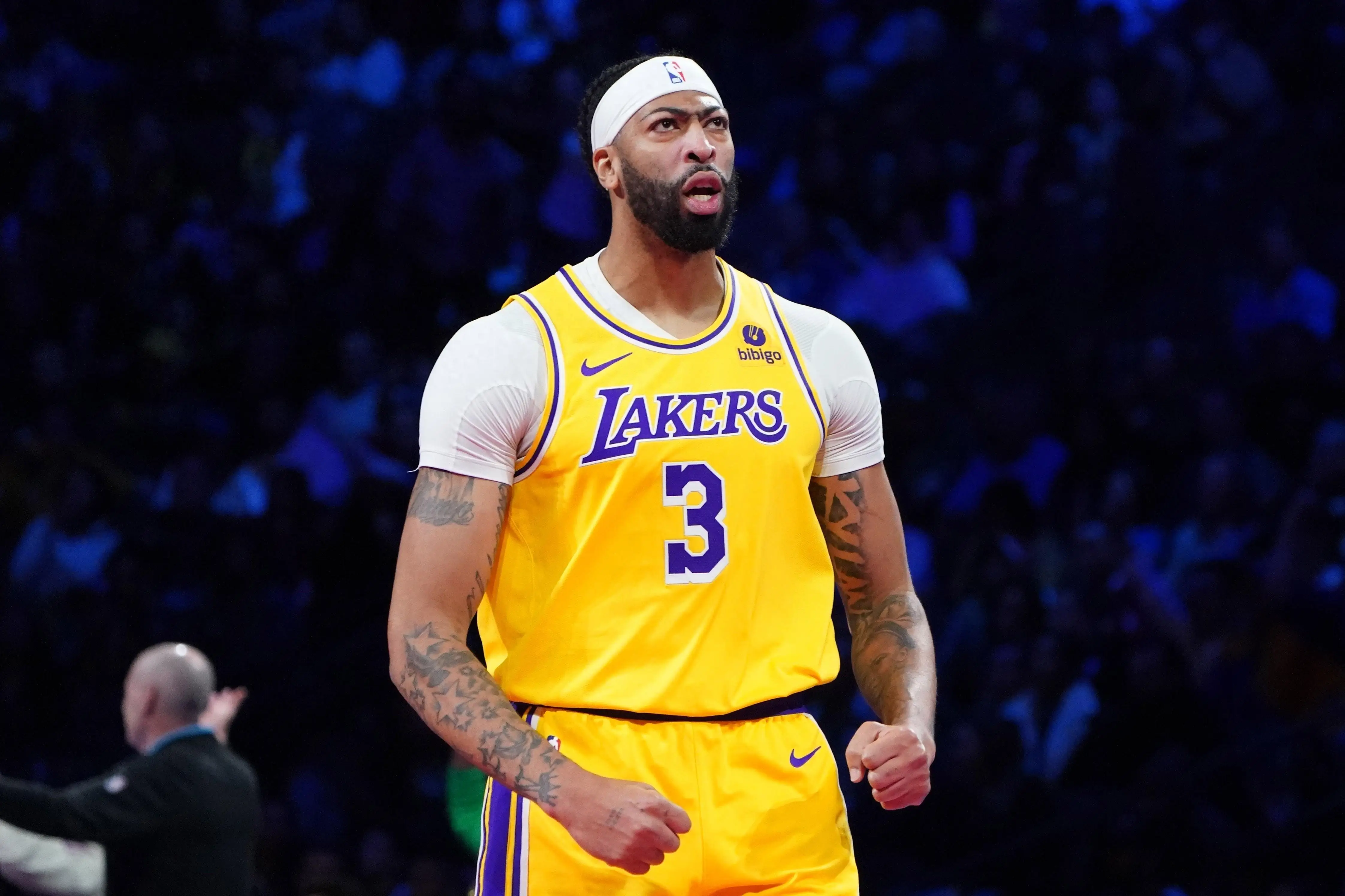 包含湖人遭雷霆反击，浓眉21分难救主的词条