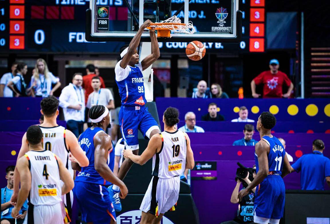 澳大利亚男篮翻盘意大利男篮，克莱三分雨点燃全场的简单介绍