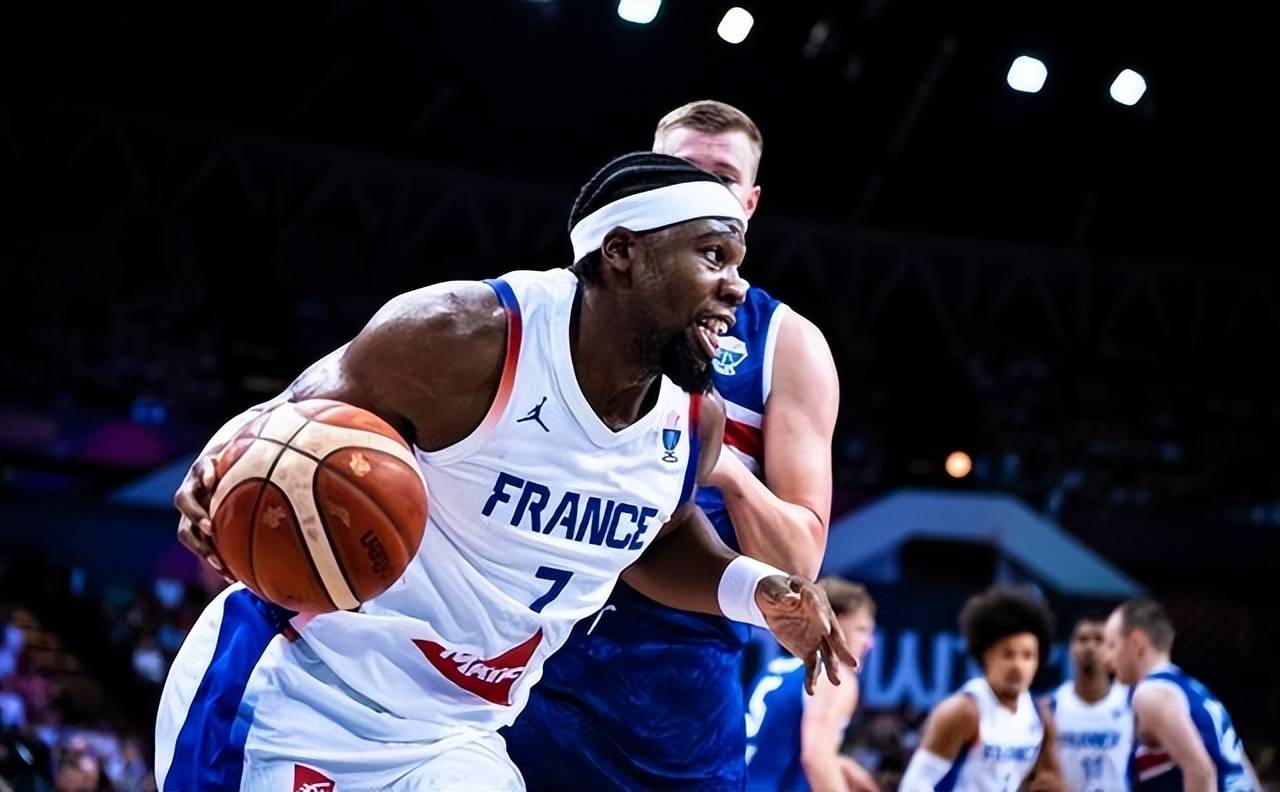 澳大利亚男篮翻盘意大利男篮，克莱三分雨点燃全场的简单介绍